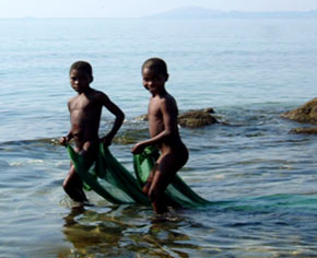kids-fishing-at-the-beach